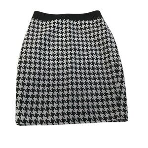Express size 2 houndstooth skirt with zipper back and back slit.